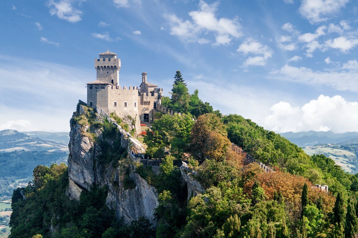 A San Marino se accede a través de la ciudad de Rímini