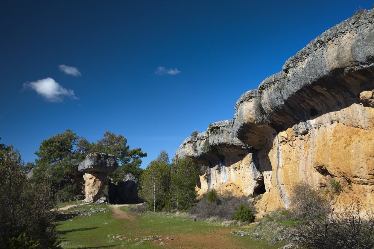 Las figuras con formas inundan el recorridos de este paisaje