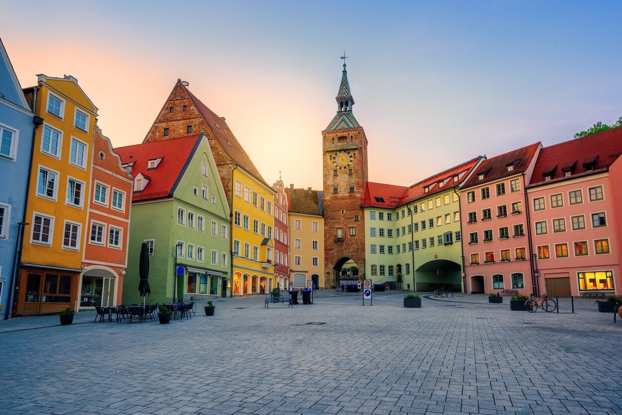 Casas tradicionales de colores en Landsberg am Lech, casco antiguo gótico histórico