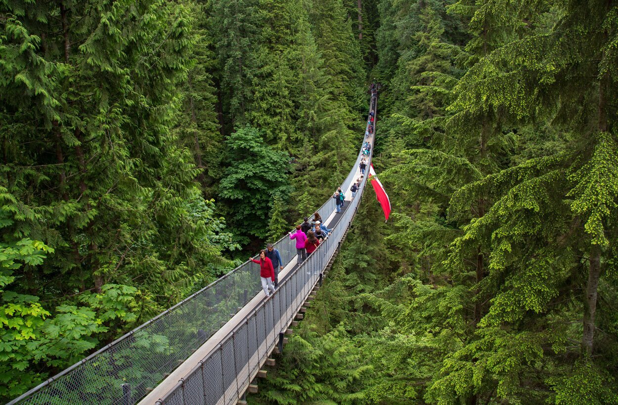 Puente colgante que cruza el río Capilano en Vancouver