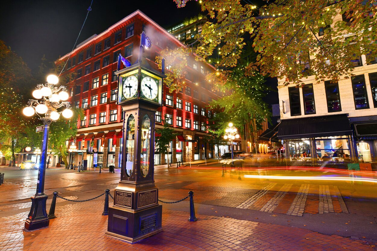 Vista nocturna del histórico reloj de vapor en Gastown, Vancouver