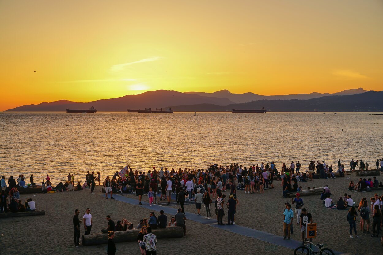 La puesta de sol en English Bay Beach es uno de los atractivos de Vancouver