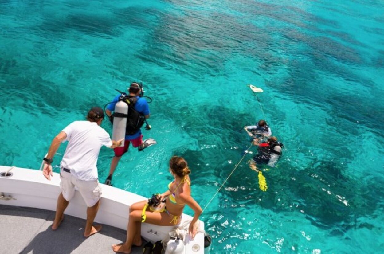 Rodeada de arrecifes y corales, San Salvador es una isla perfecta para bucear