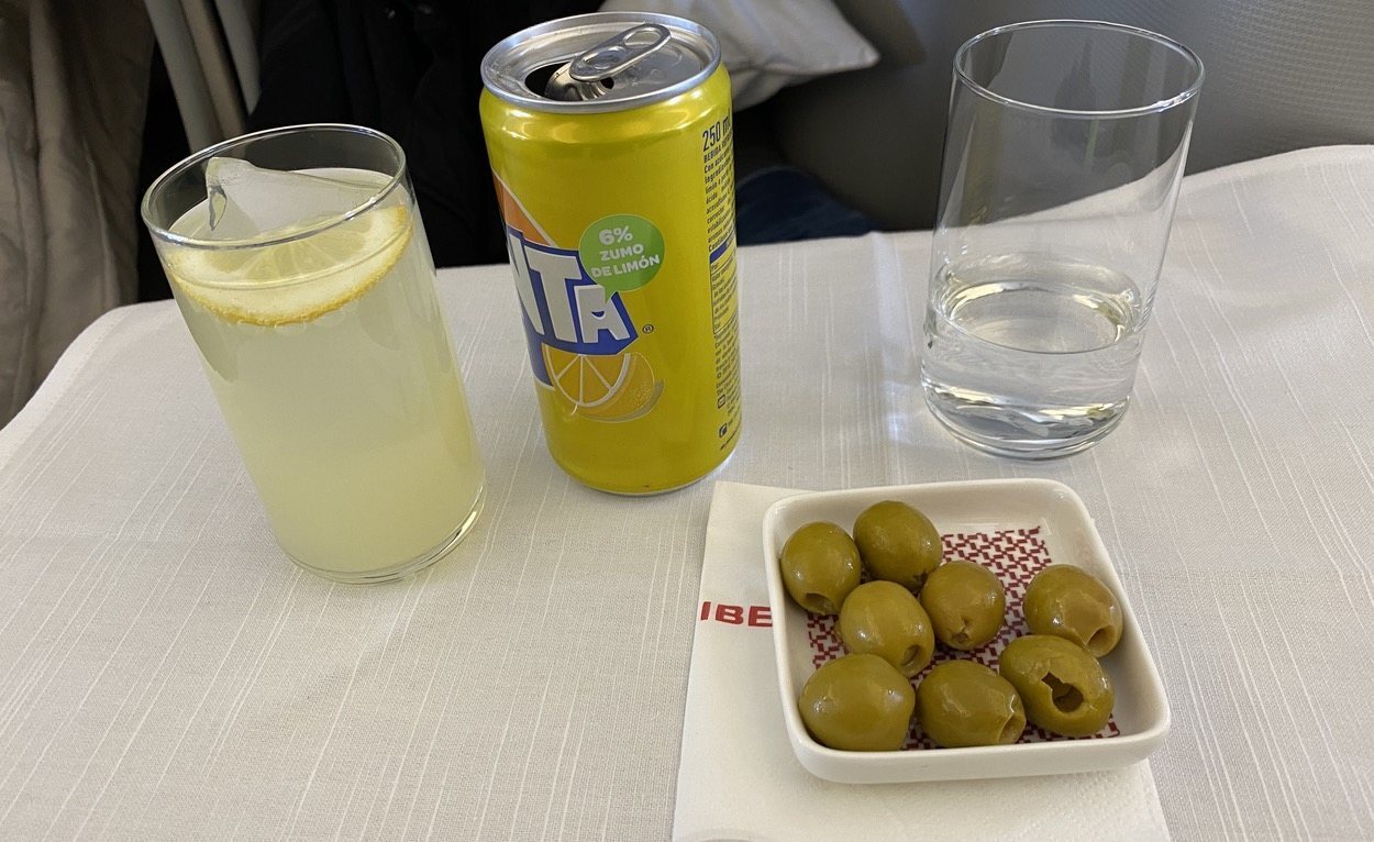 Servicio de aperitivo, con aceitunas.