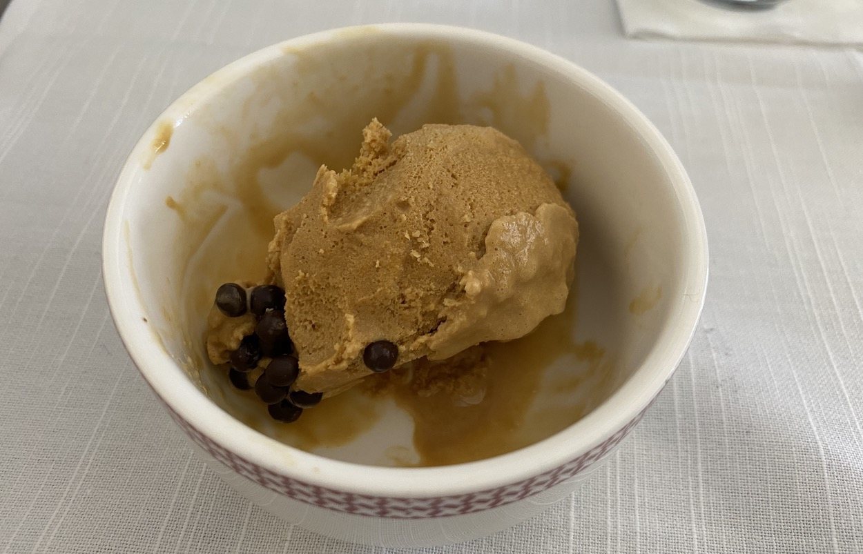 De postre, helado con pepitas de chocolate.