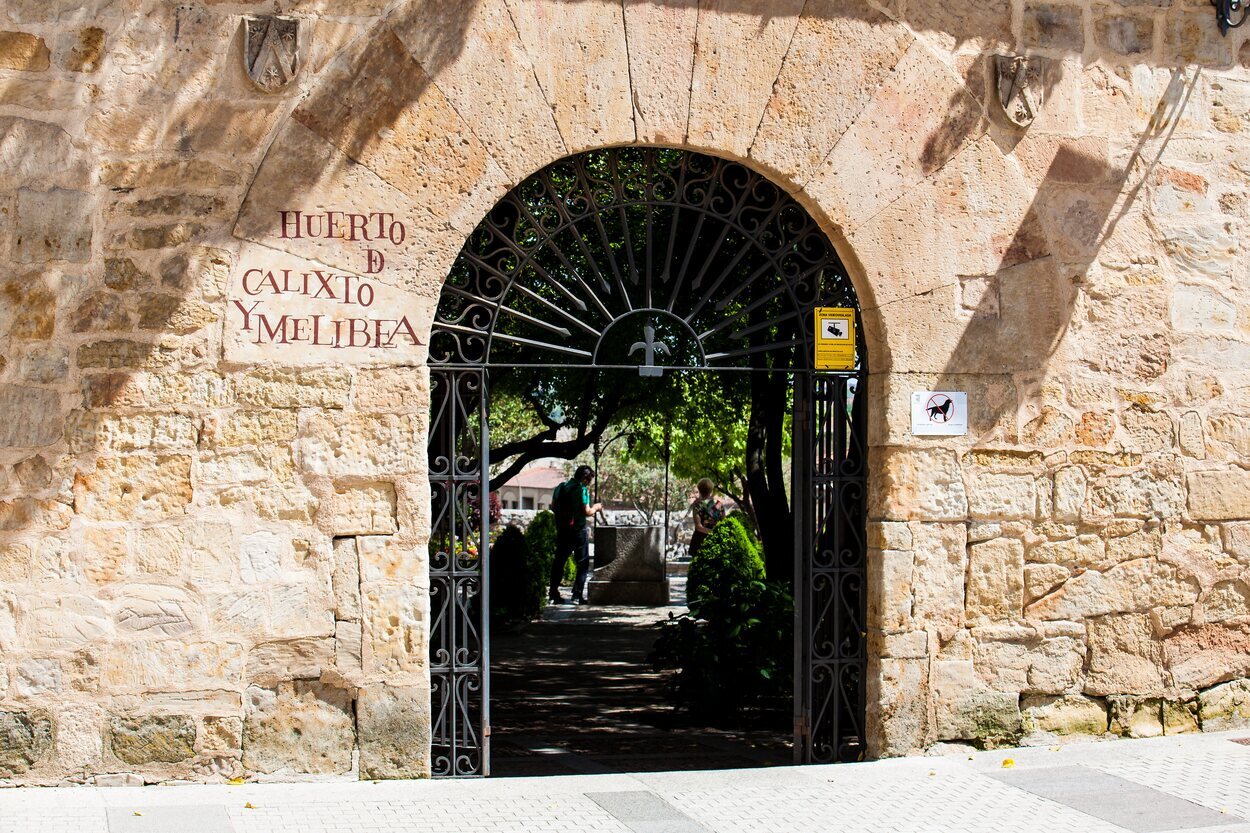 Entrada al huerto de Calixto y Melibea