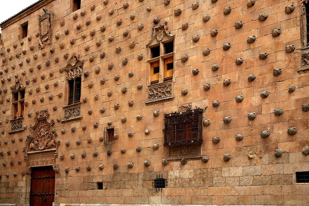 Fachada de la Casa de las Conchas