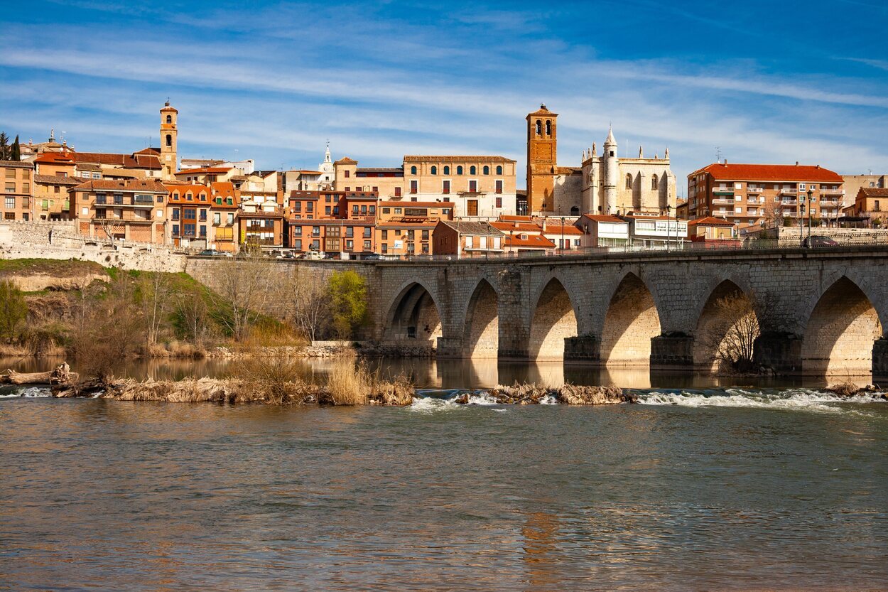 Puente medieval a orillas del río Duero, en Tordesillas