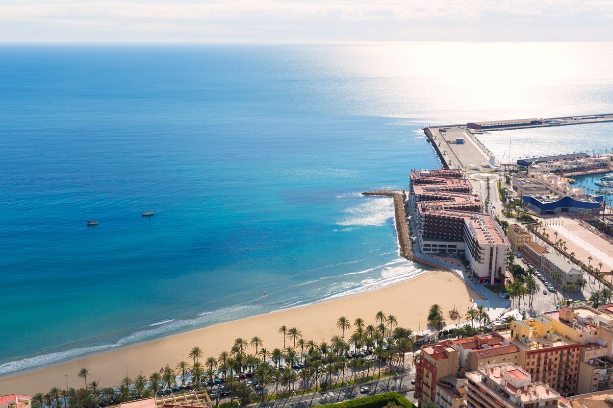 Vista de la Playa de Postiguet en Alicante desde el Castillo de Santa Bárbara