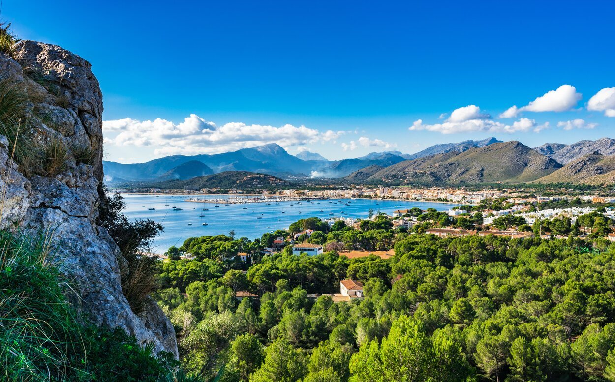 Vista de la bahía de Port de Pollenca en la isla de Mallorca