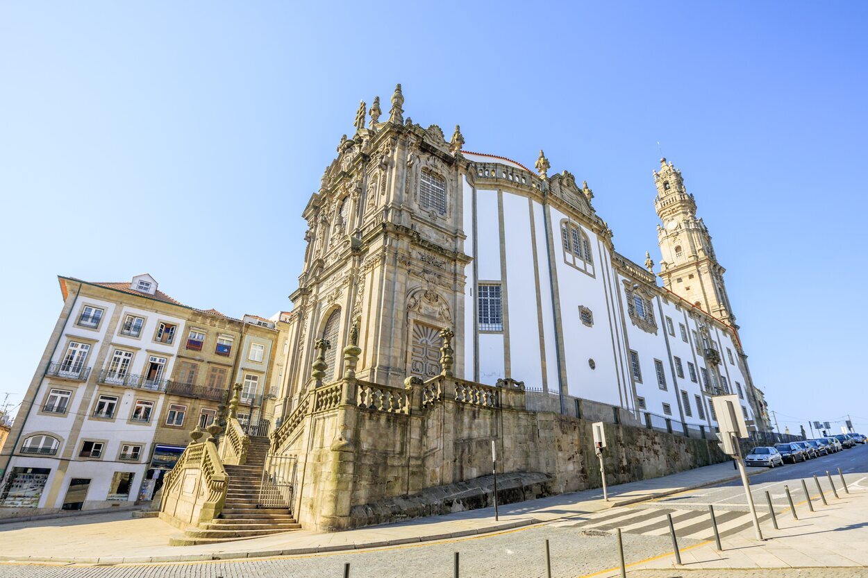 Vistas tanto de la iglesia como de la torre