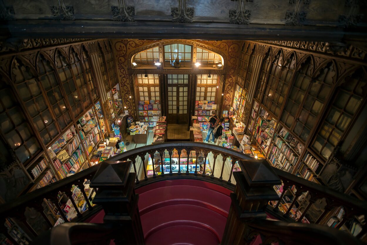 Escalera central de la librería Lello e Irmão