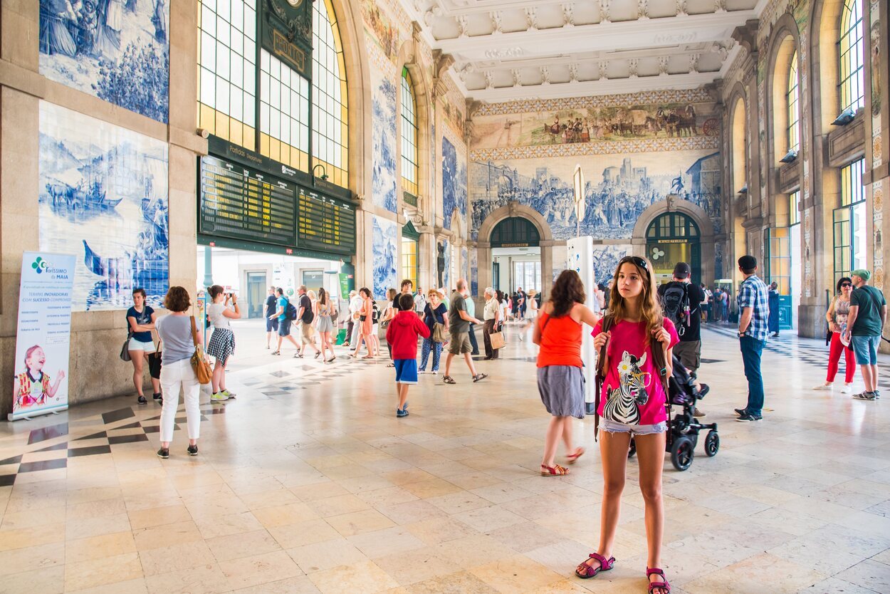 Interior decorado de la estación