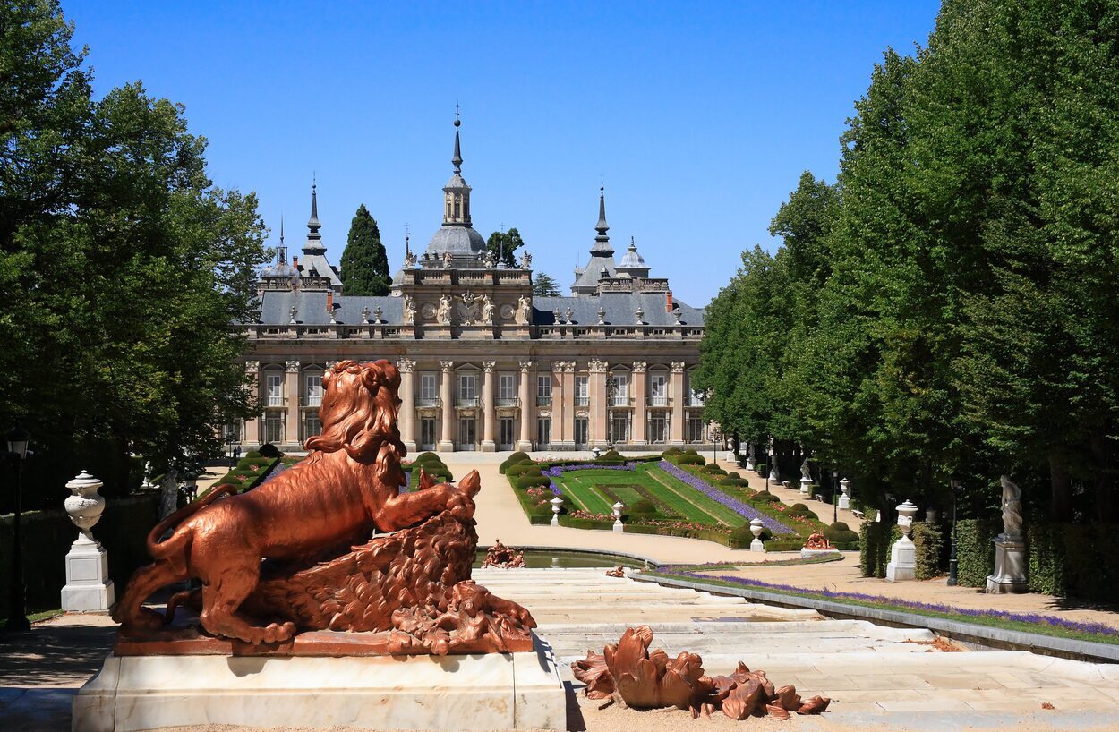 Vista de una de las estatuas del jardín