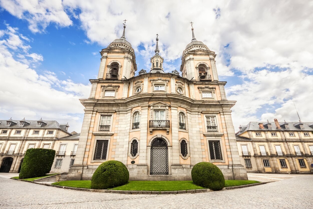 Fachada de la Real Colegiata de la Santísima Trinidad