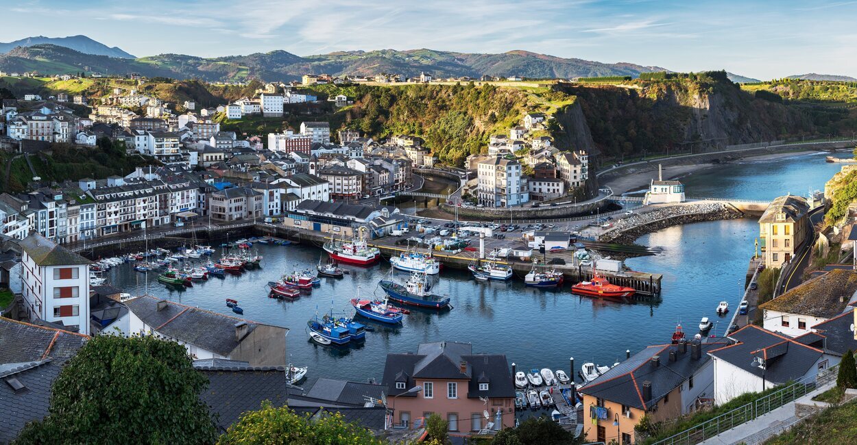 Vista de Luarca, epicentro de la leyenda de Cambaral