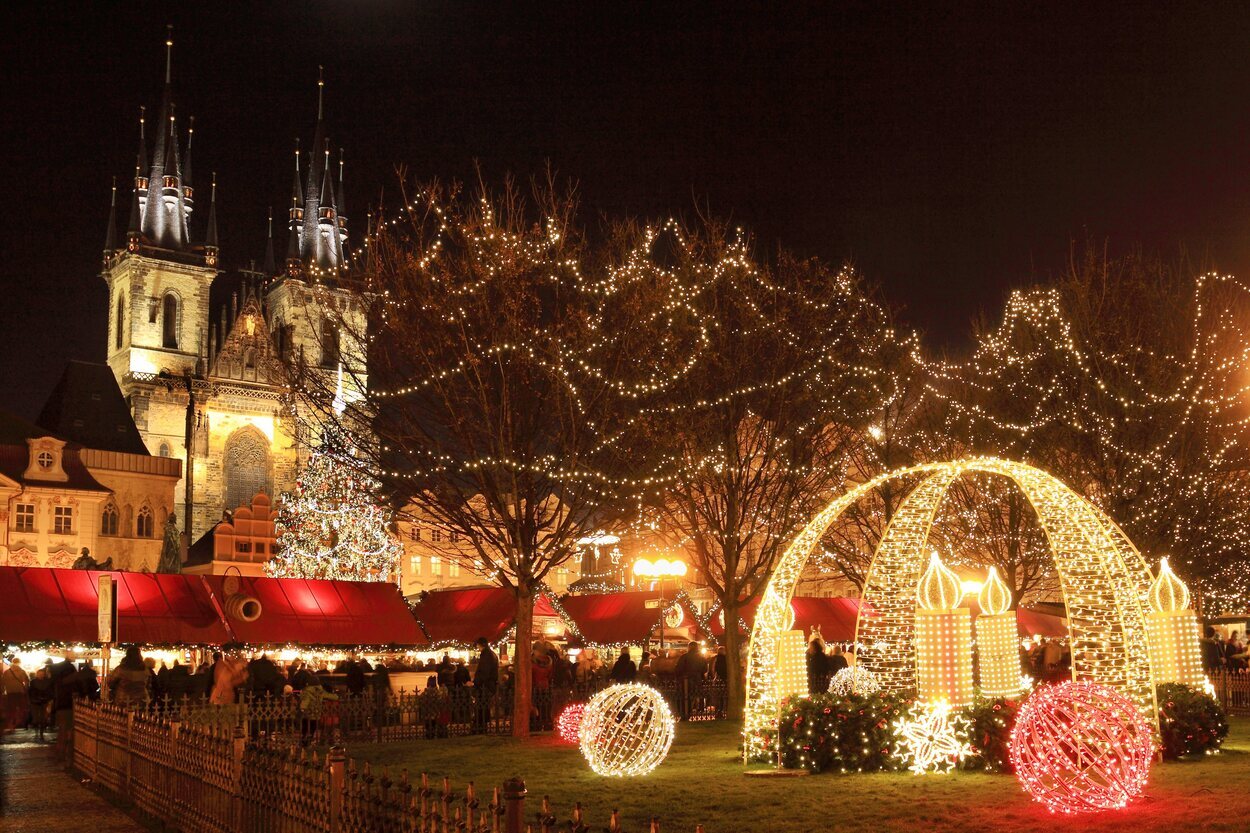 Plaza del casco antiguo de Praga decorada por Navidad