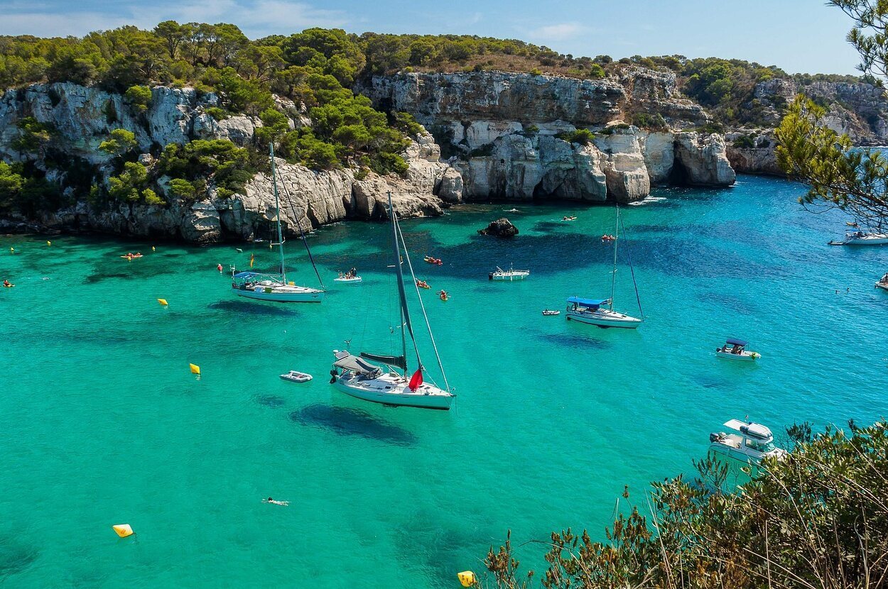 Cala Macarella es una de las mejores playas de Menorca, un paraíso en el Mediterráneo