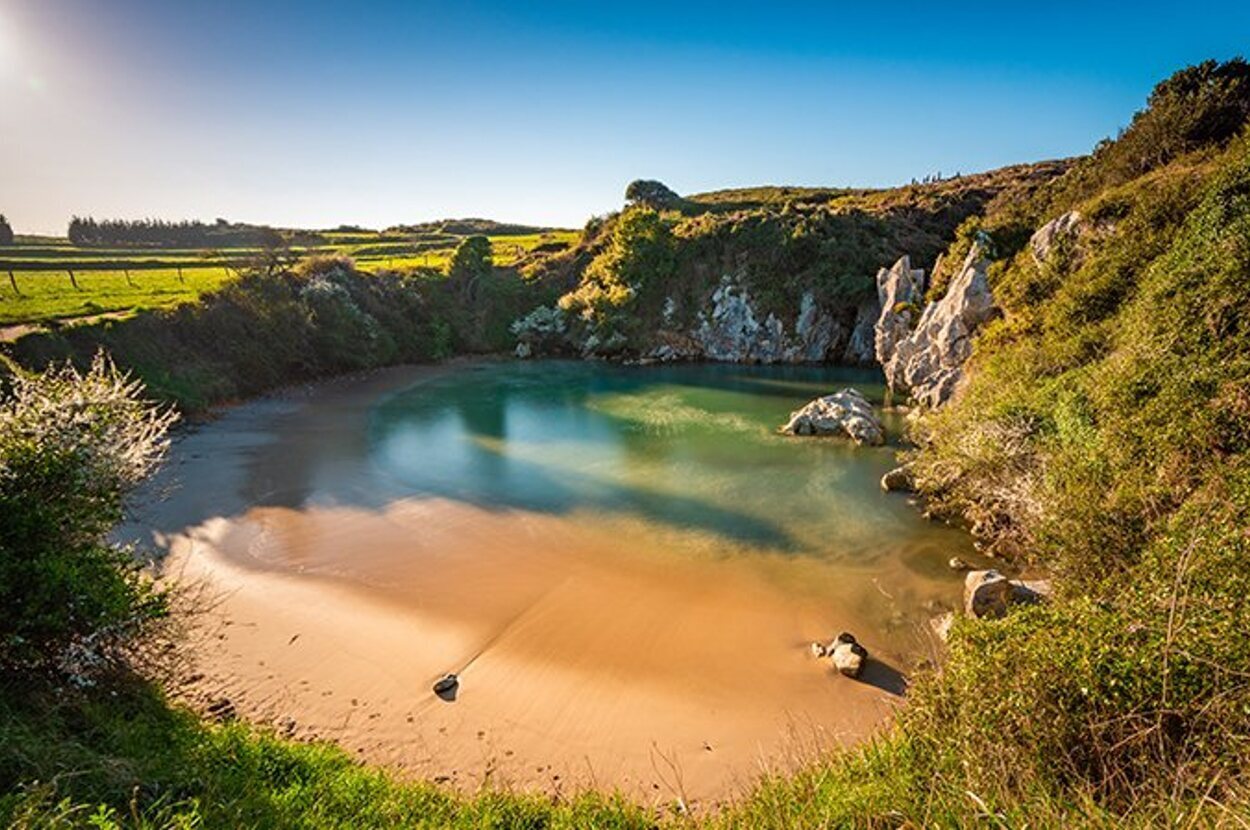 La Playa de Gulpiyuri está situada en un entorno rural y es una de las más pequeñas del mundo | Turismo Asturias