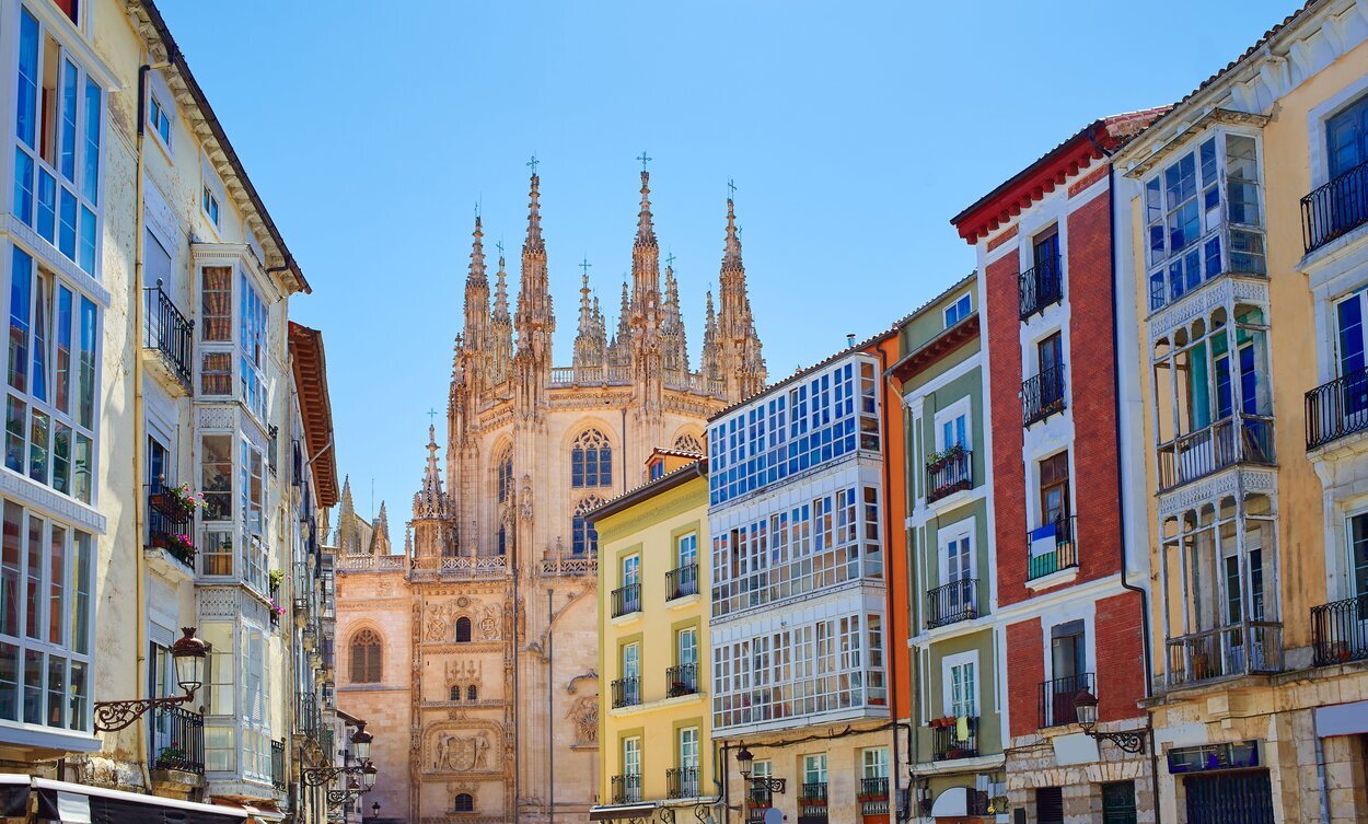 Fachadas coloridas del centro de Burgos y la Catedral