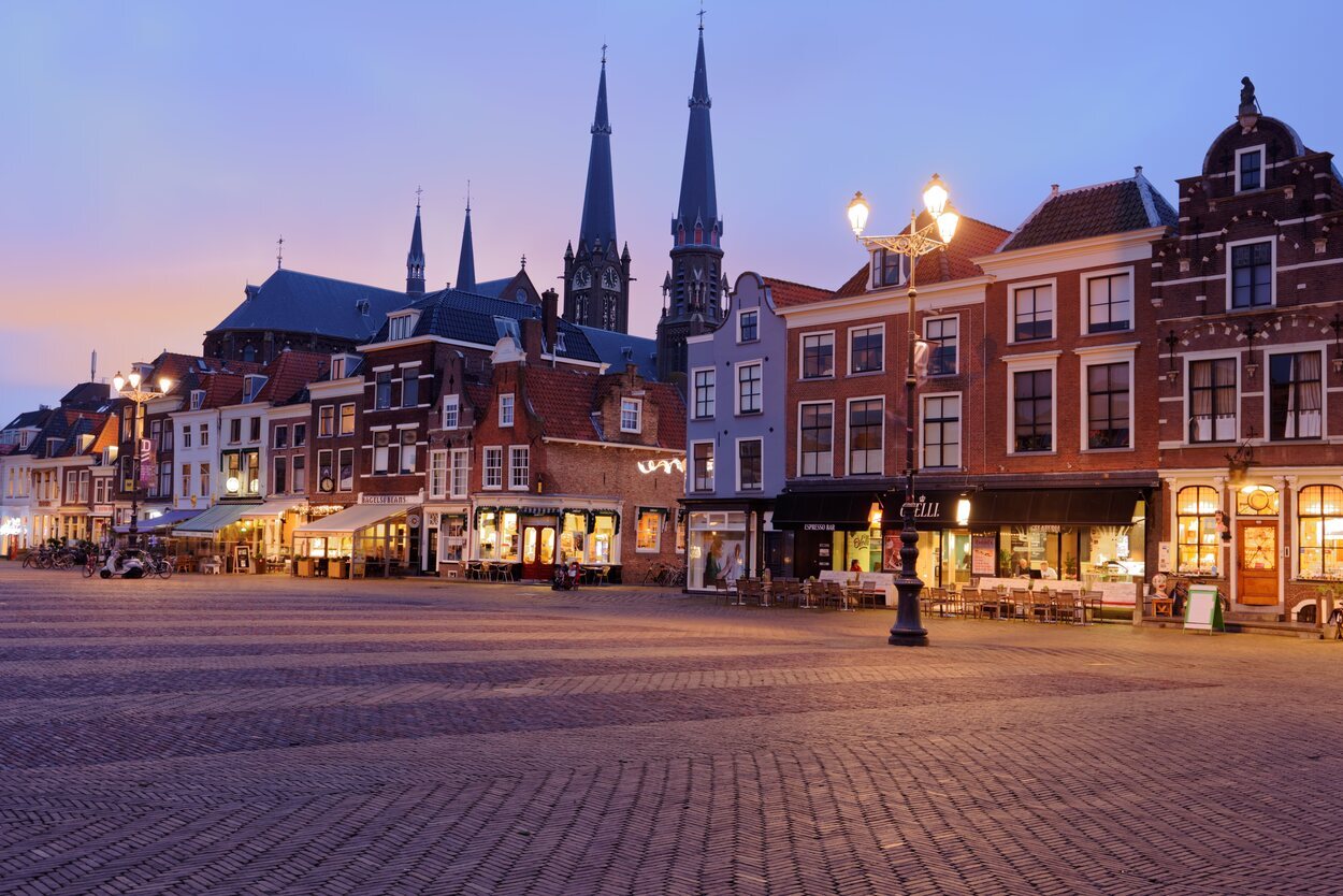 Edificios de Delft en los Países Bajos de noche