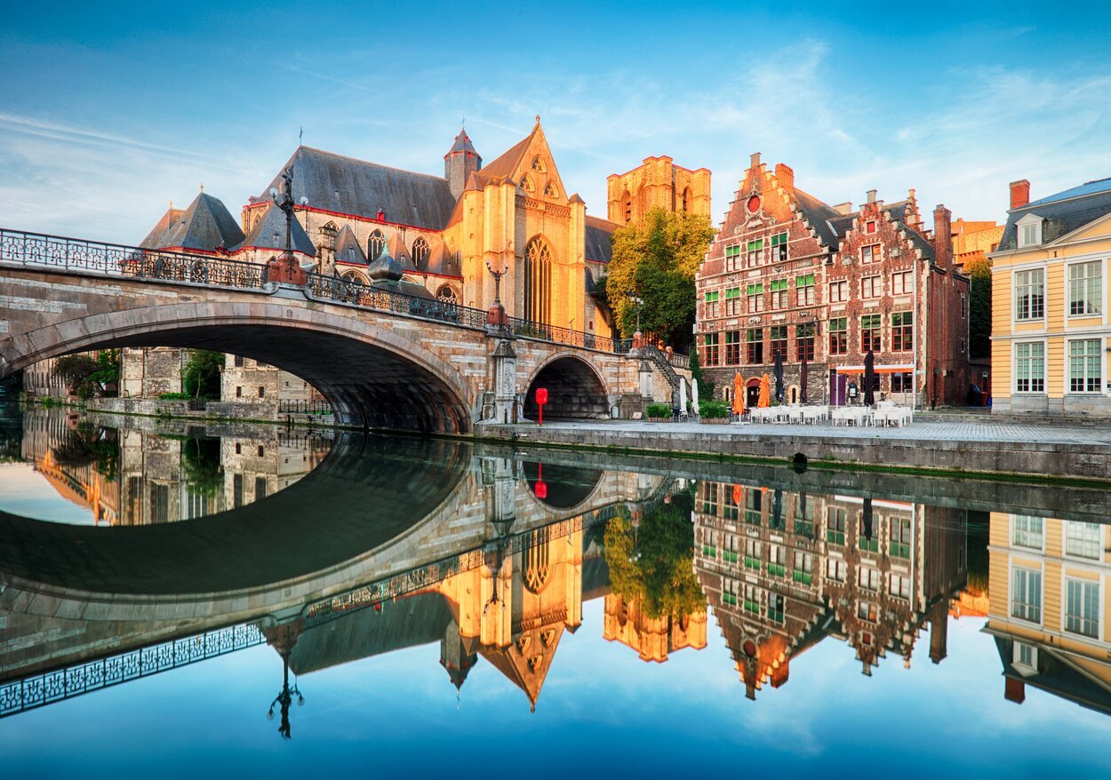 Catedral medieval y puente sobre un canal en Gante