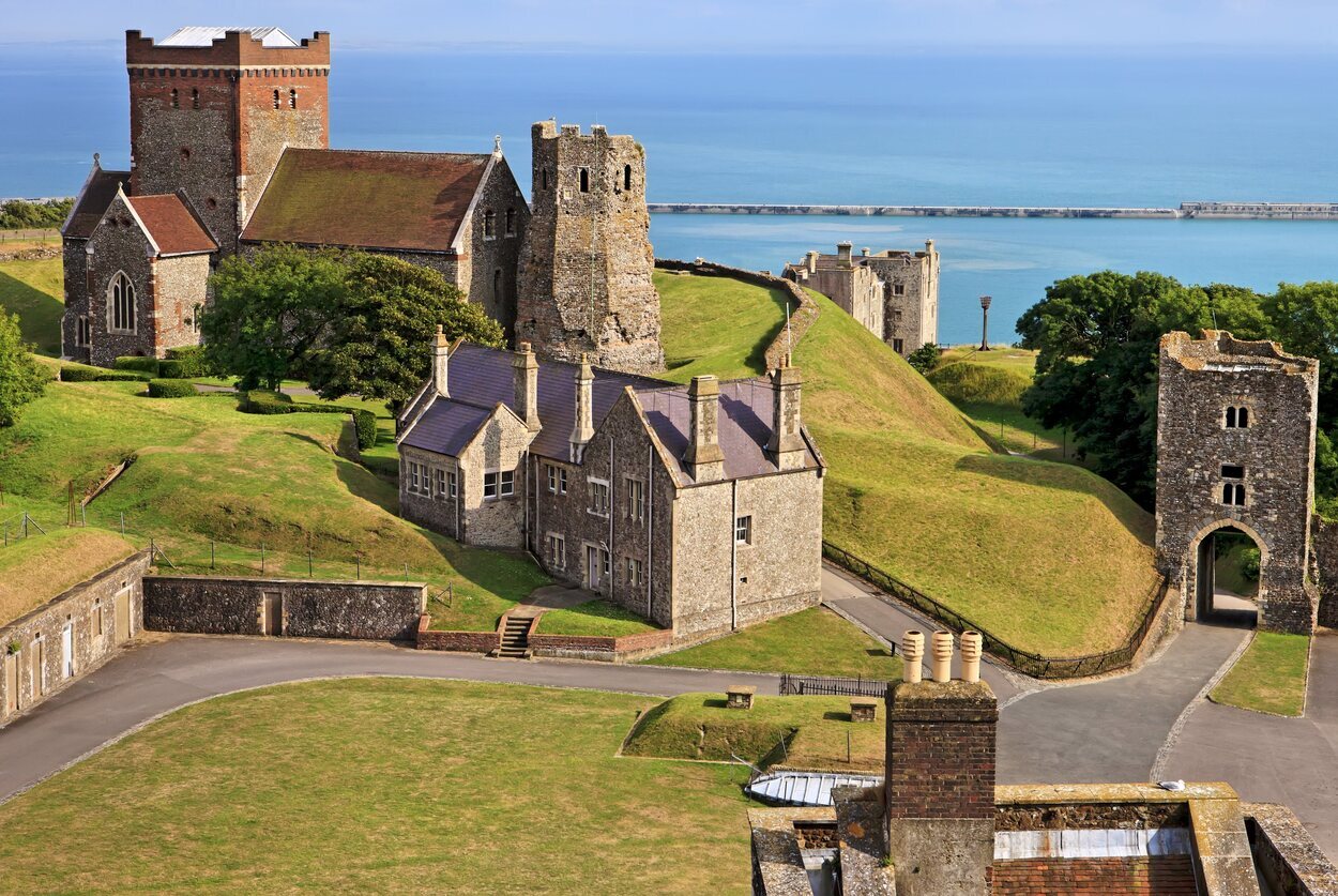 Vista panorámica de la iglesia de St Mary in Castro, ubicada en los terrenos del Castillo de Dover