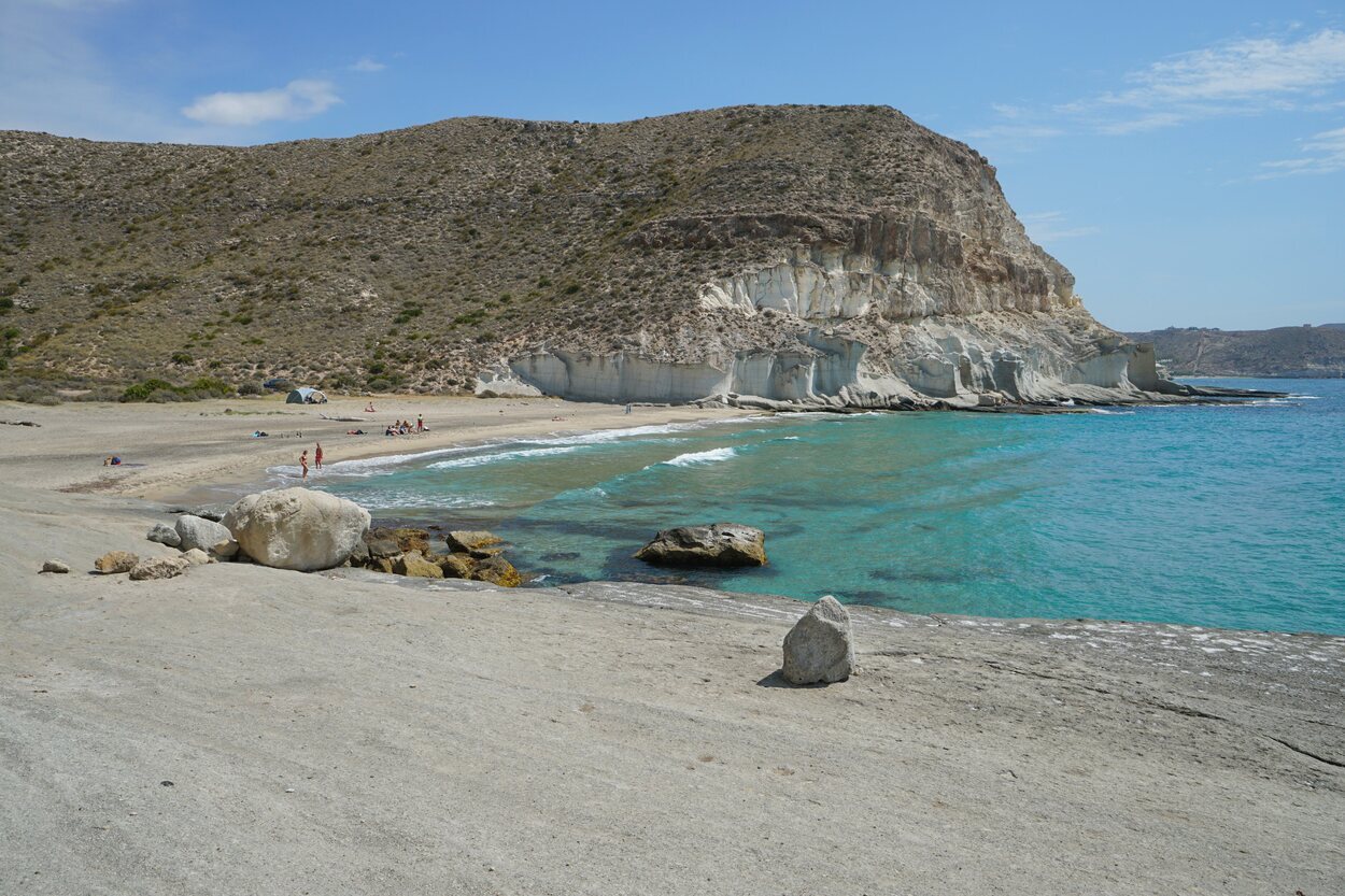 Cala de Enmedio situada en Agua Amarga