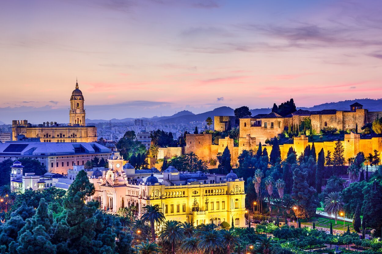 Vista de la Catedral, el Ayuntamiento y la Alcazaba de Málaga