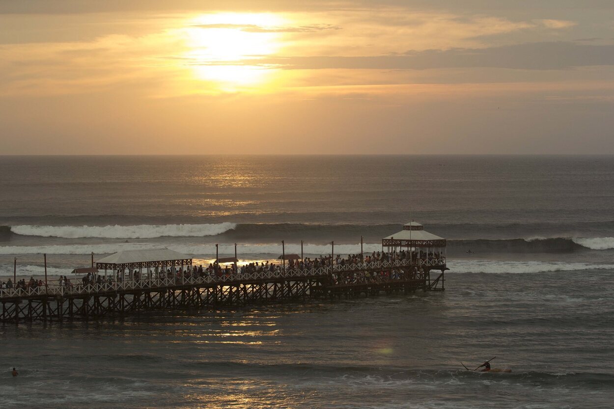 Playa de Huanchaco, a veinte minutos de la ciudad de Trujillo