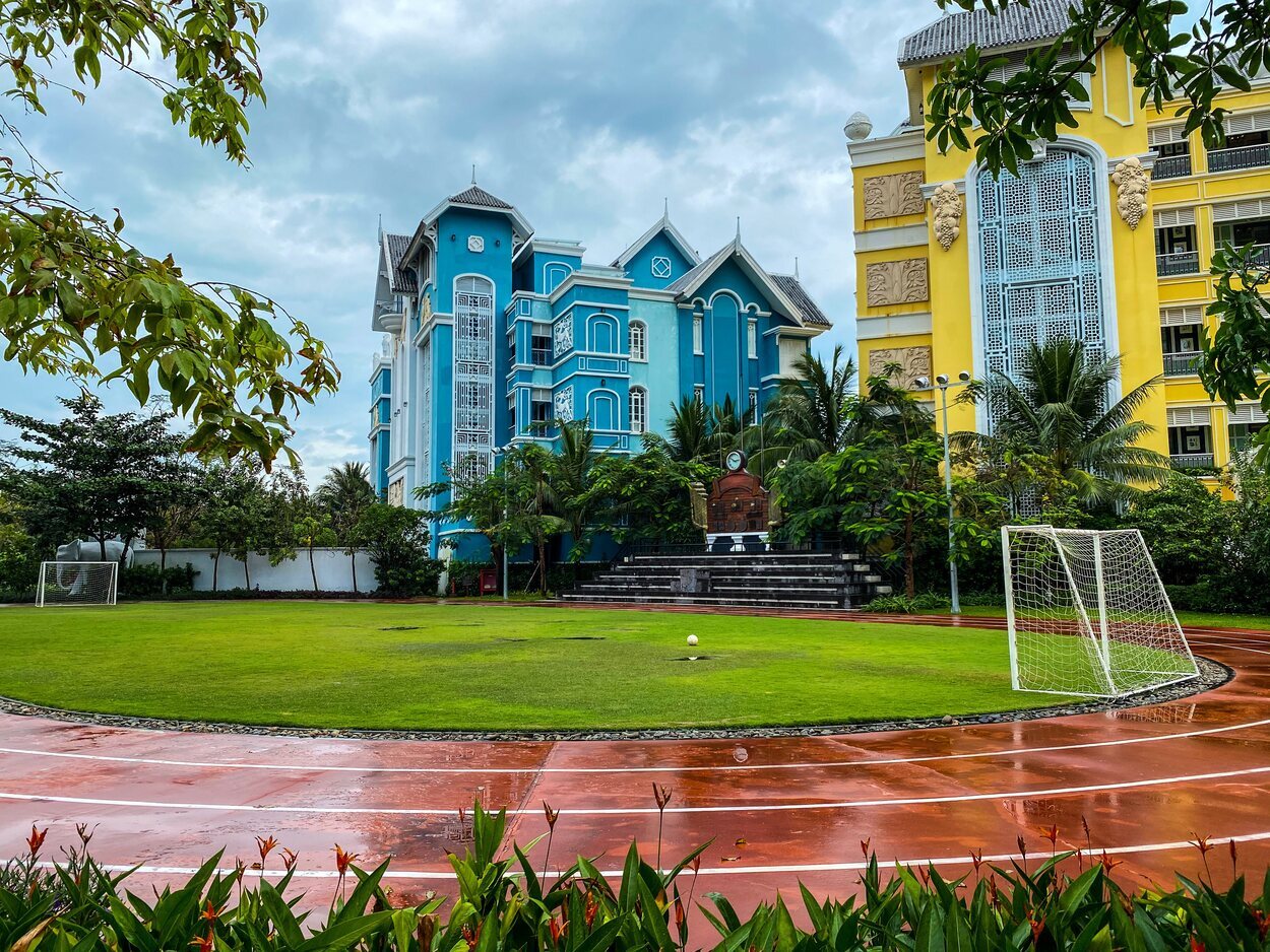 Campo de fútbol y pista de atletismo, algo nada habitual en un resort