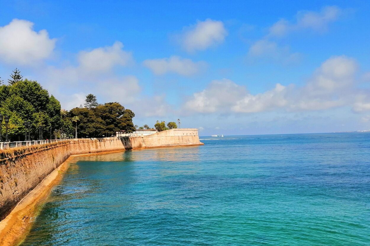 El Océano Atlántico baña la ciudad de Cádiz, fundada por los fenicios en el siglo XI a. C.