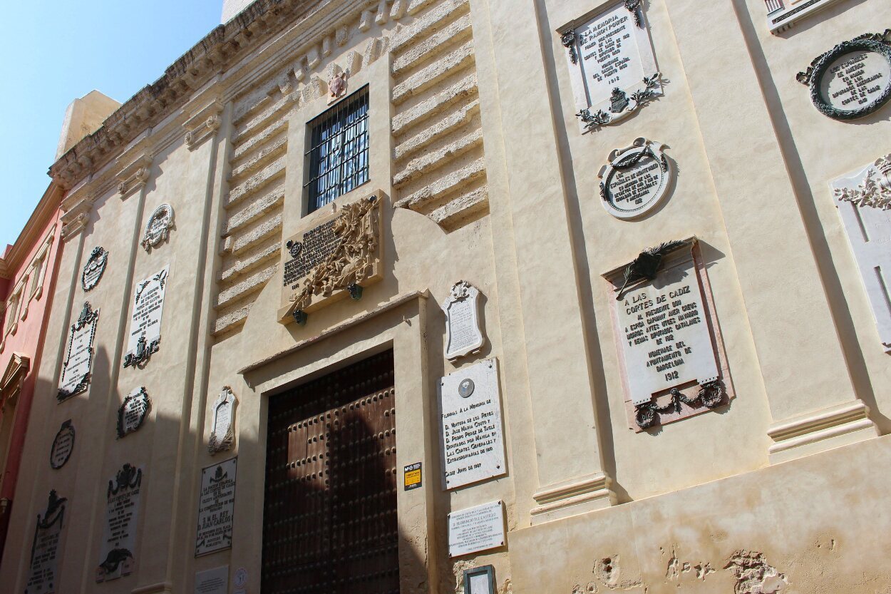 Fachada del Oratorio de San Felipe Neri con las placas dedicadas a los diputados de las Cortes de 1812