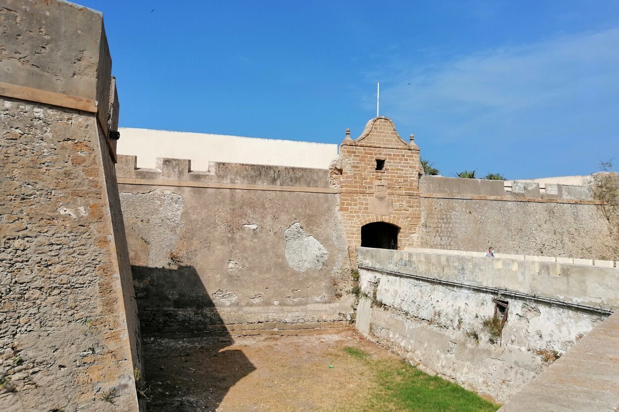 Acceso al Castillo de Santa Catalina, actualmente un centro cultural