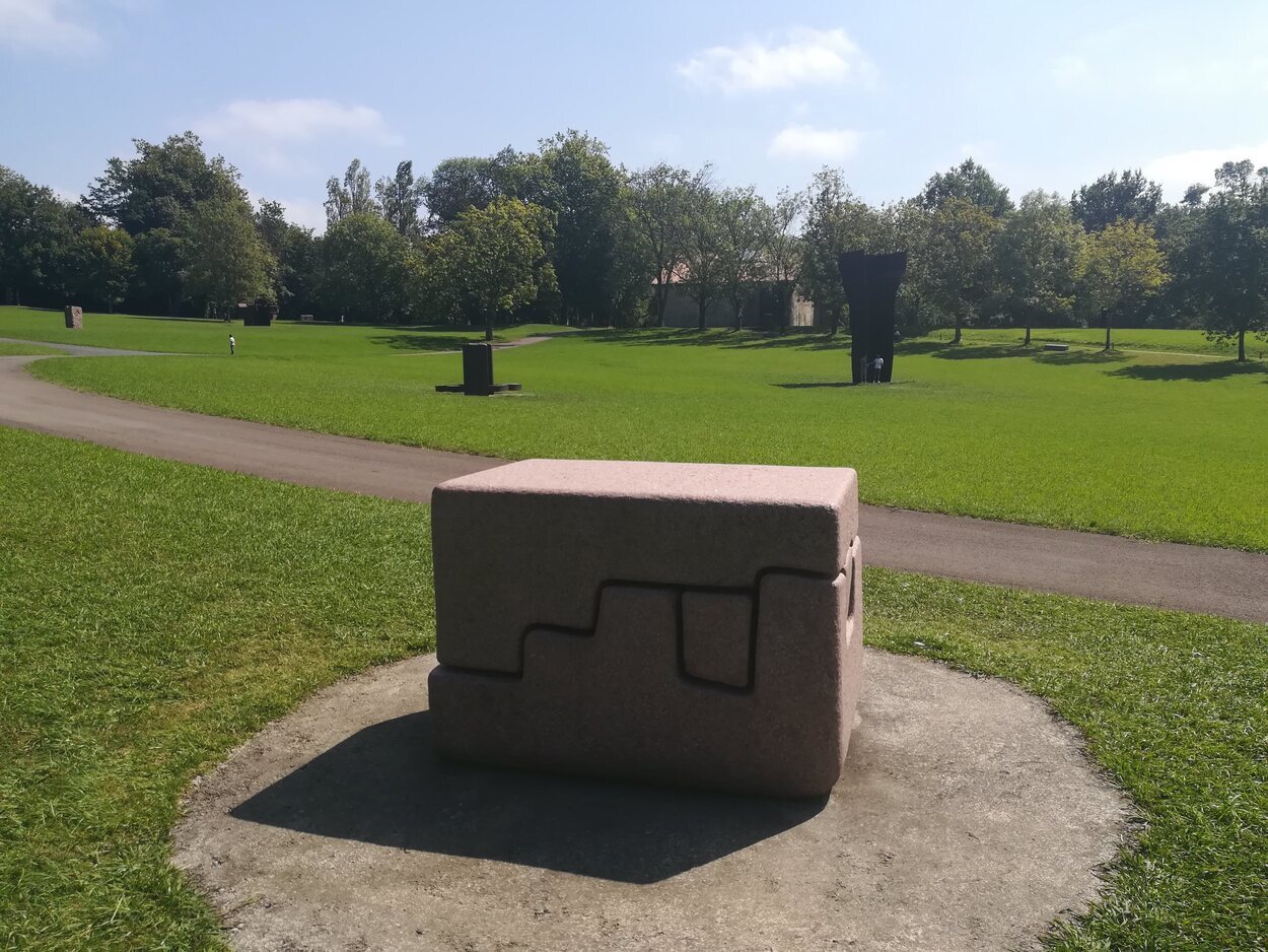 La escultura 'Harri' con 'Buscando la luz' al fondo