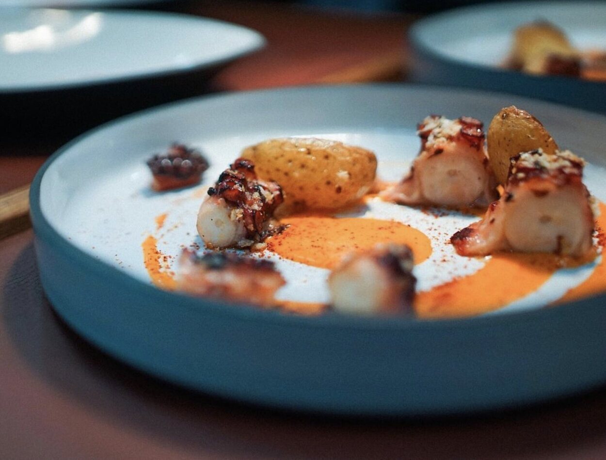 Pulpo parrilla, pilpil de pimentón y patatas rate, una de los platos del restaurante Narru