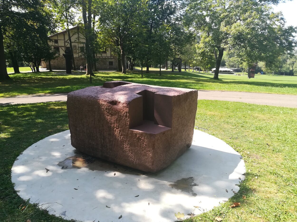 Vista del jardín del Chillida Leku con el caserío Zabalaga al fondo