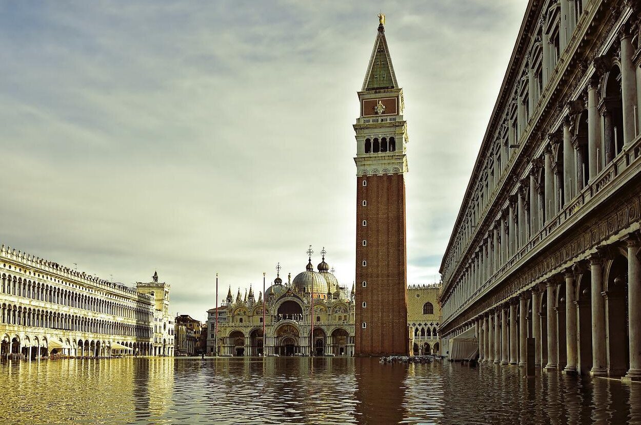 Plaza de San Marcos inundada y afectada por el fenómeno del 'acqua alta'