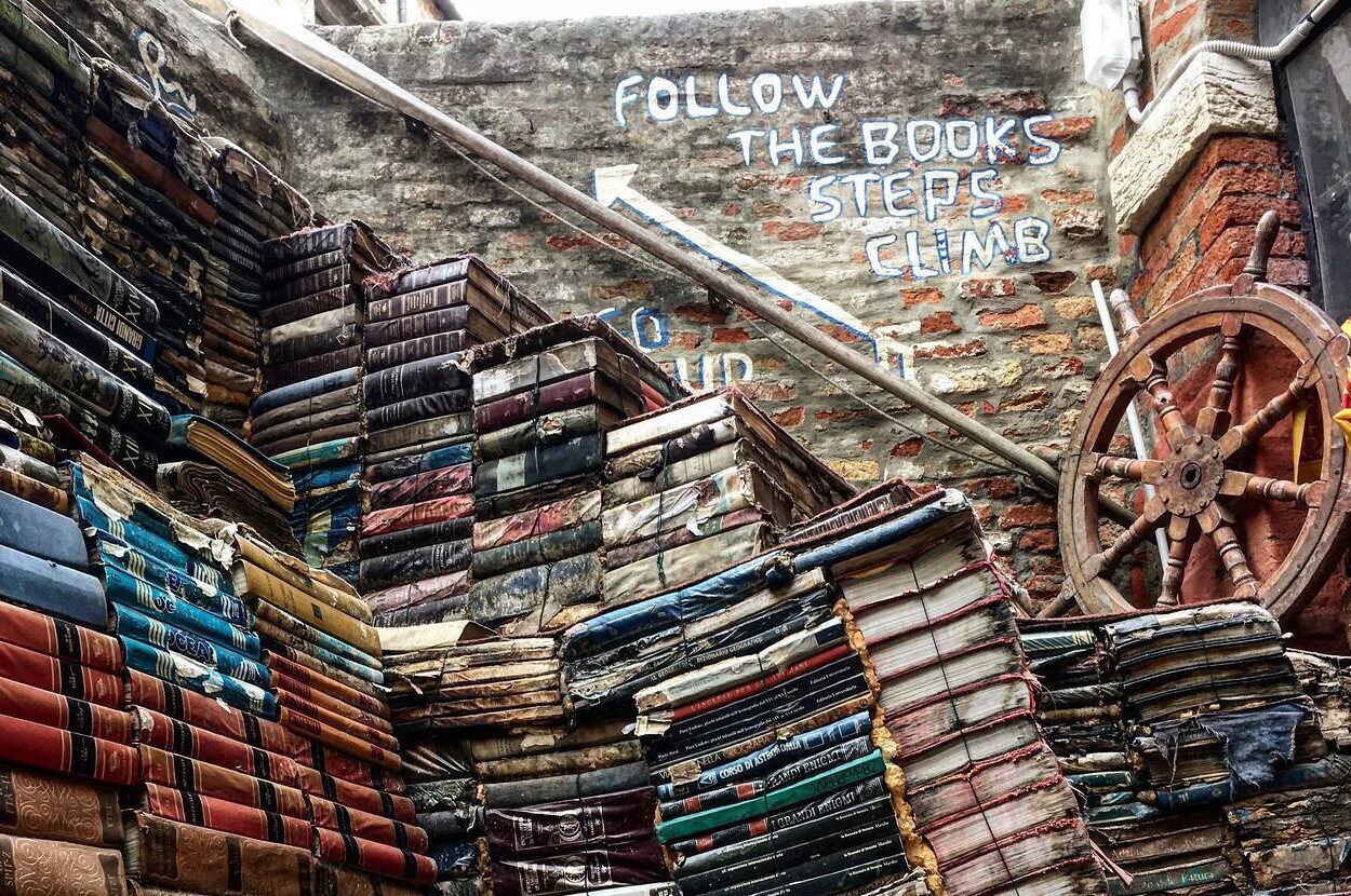 Escalera de libros de la Librería Acqua Alta que da acceso a su terraza