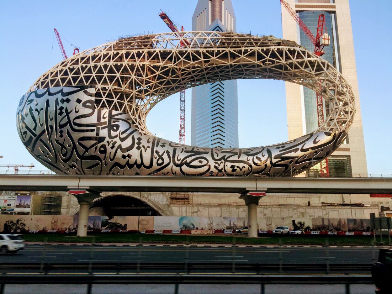 El Museo del Futuro de Dubai durante su construcción