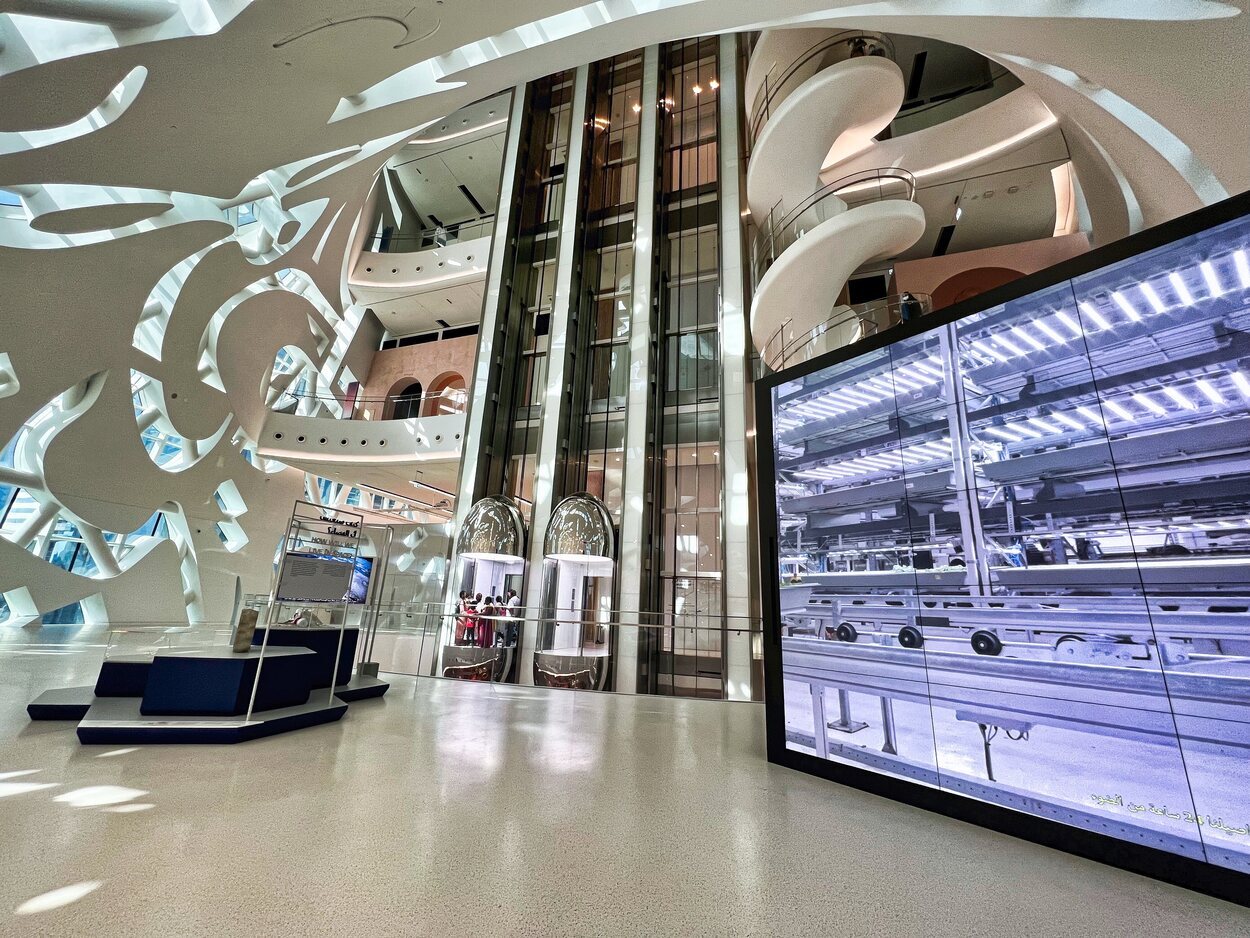 Exposición de objetos en el Museo del Futuro de Dubai