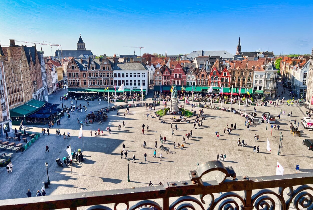 La plaza del Mercado de Brujas, vista desde la torre del Campanario