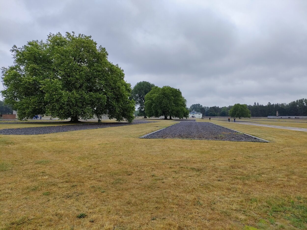 Vista del campo de concentración de Sachsenhausen con la torre del reloj al fondo | Foto: Guillermo A. Corrales