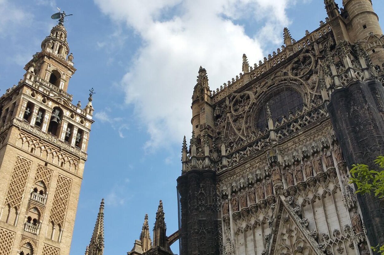 La Giralda es el campanario de la catedral de Sevilla y emblema de la ciudad