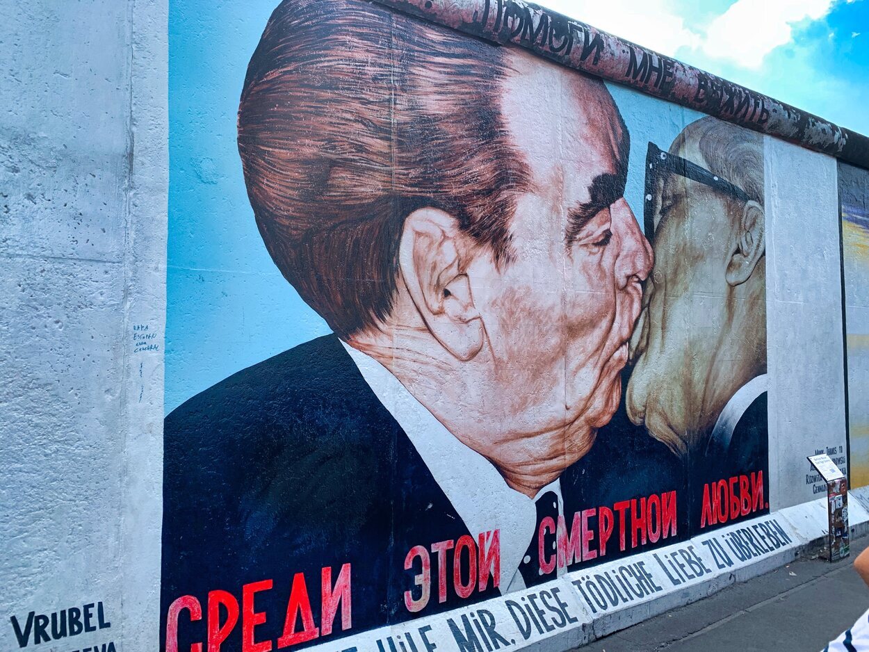 Uno de los murales más característicos de la Galería del Este de Berlín