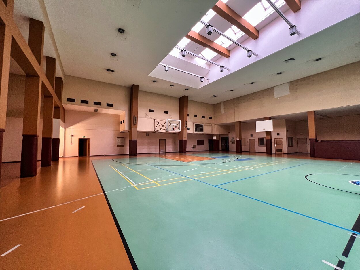 Tempelhof está lleno de sorpresas, como esta pista de baloncesto dentro del complejo que utilizaban los militares estadounidenses