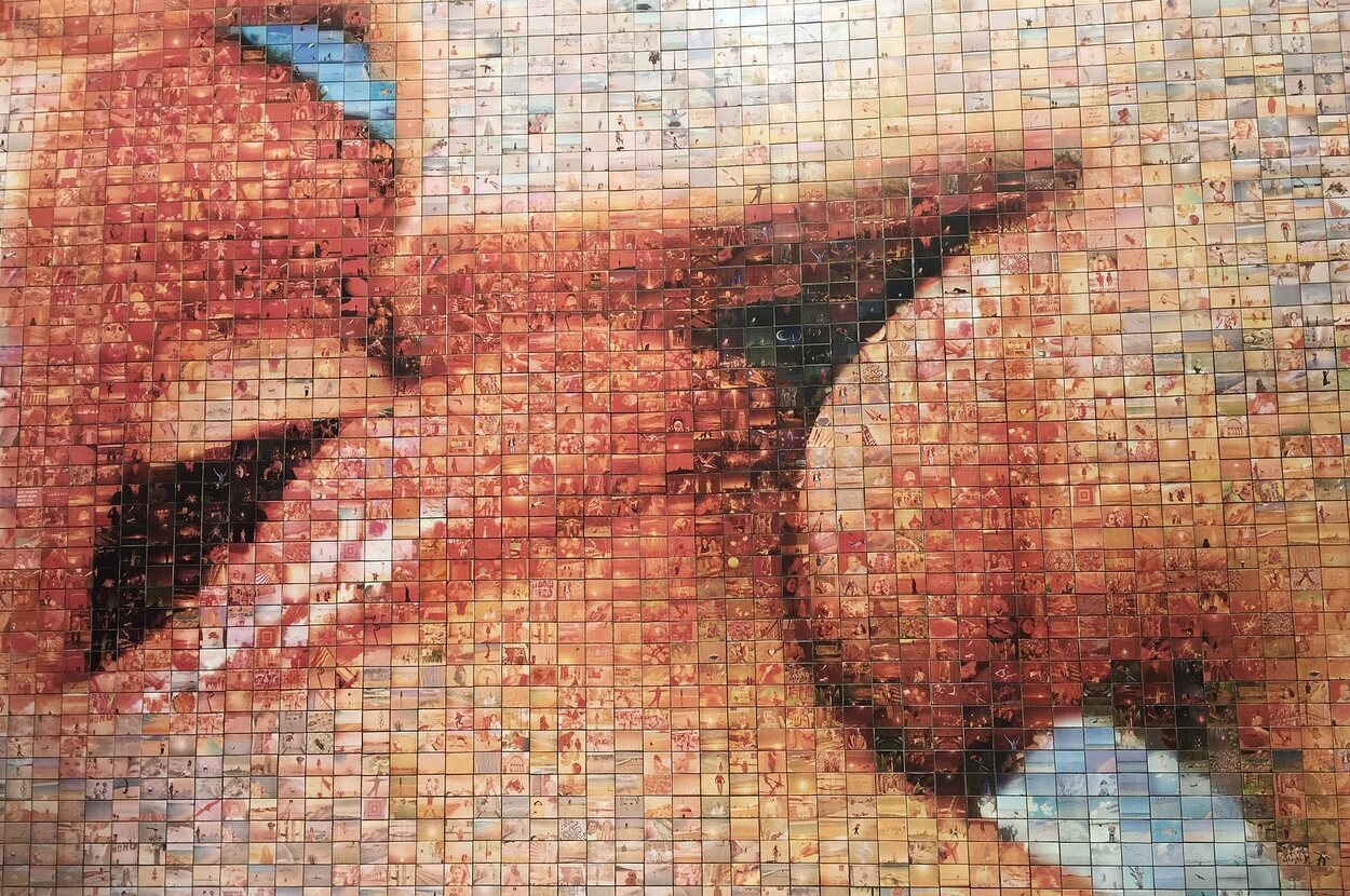 El mural del 'petó' es una obra de arte urbano del Barrio Gótico de Barcelona