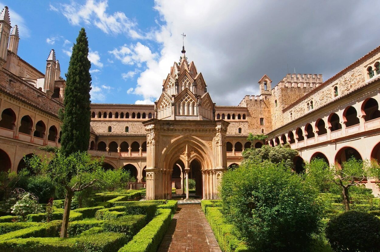 El claustro mudéjar del Monasterio de Guadalupe está presidido por su famoso templete