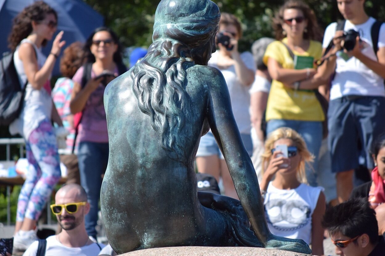 Miles de turistas fotografían diariamente la famosa sirenita del puerto de Copenhague