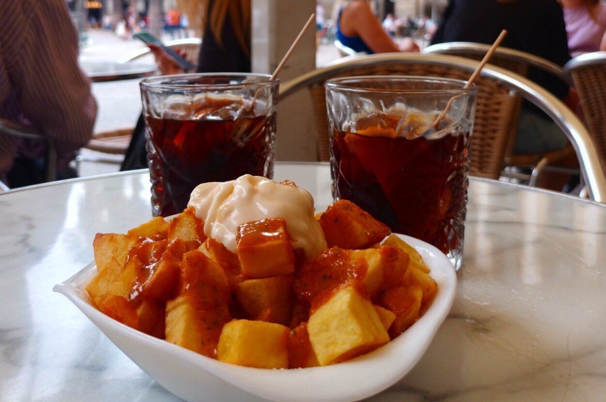 En la Plaza Real no puede faltar el vermut en Cervecería Canarias y degustar sus deliciosas patatas bravas